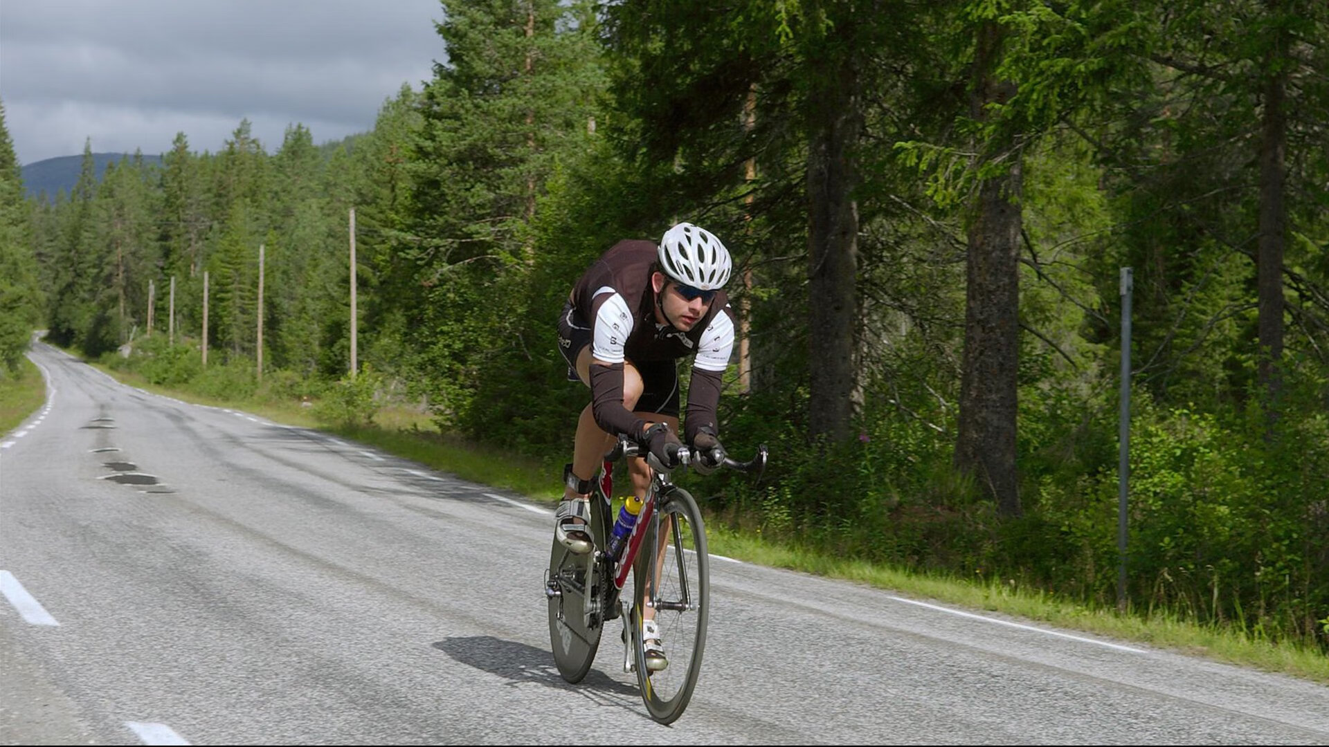 水球赛场瑞士男队防守严密，瑞士队打球风格